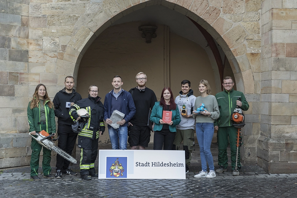 Azubi mit Schild&nbsp;&copy;&nbsp;Stadt Hildesheim