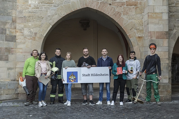 Nachwuchskräfte mit Schild&nbsp;&copy;&nbsp;Stadt Hildesheim
